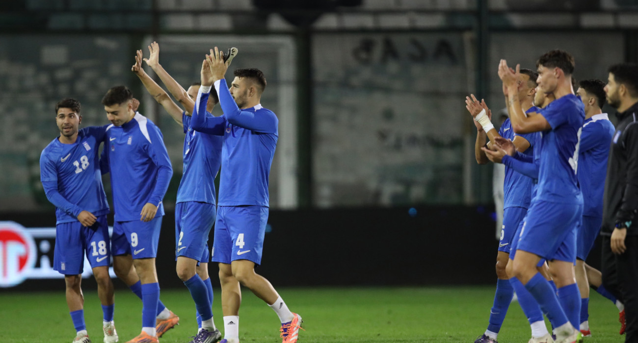 Οι ποδοσφαιριστές της εθνικής Ελπίδων πανηγυρίζουν / Πηγή: InTime
