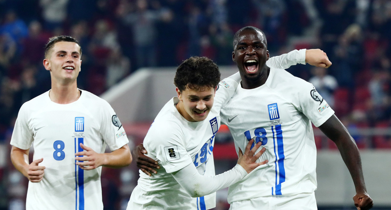 Τεττέη και Καρέτσας πανηγυρίζουν μετά την επιτυχημένη συνεργασία τους που έφερε την ασίστ του πρώτου και το γκολ του δεύτερου / Πηγή: Intime