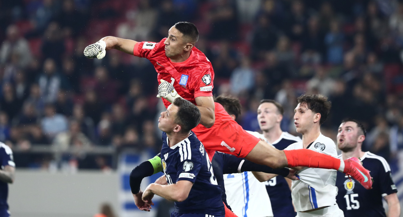 Μία από τις πολλές επεμβάσεις του Οδυσσέα Βλαχοδήμου στο ματς με τη Σκωτία / Πηγή: InTime