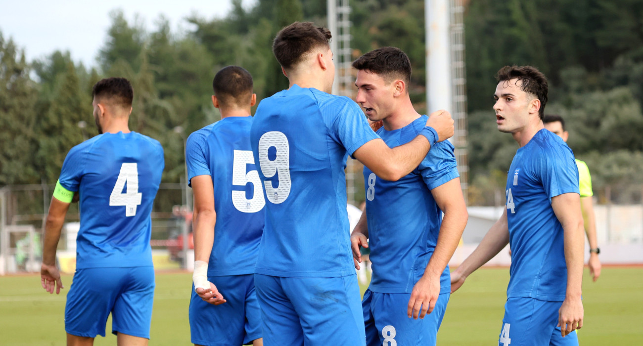 Οι ποδοσφαιριστές της Εθνικής Ελπίδων πανηγυρίζουν το γκολ του Γκούμα / Πηγή: InTime