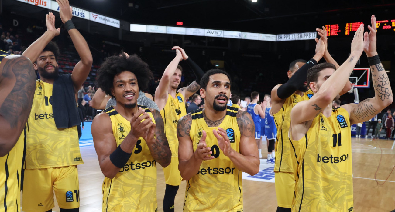 Οι παίκτες του Αρη πανηγυρίζουν τη νίκη στη Λιθουανία/Πηγή: arisbc