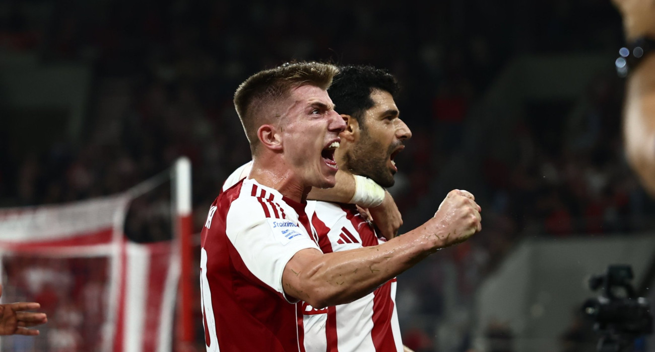 Ο Κοστίνια  πανηυρίζει με τον Ολυμπιακό / Πηγή: Eurokinissi