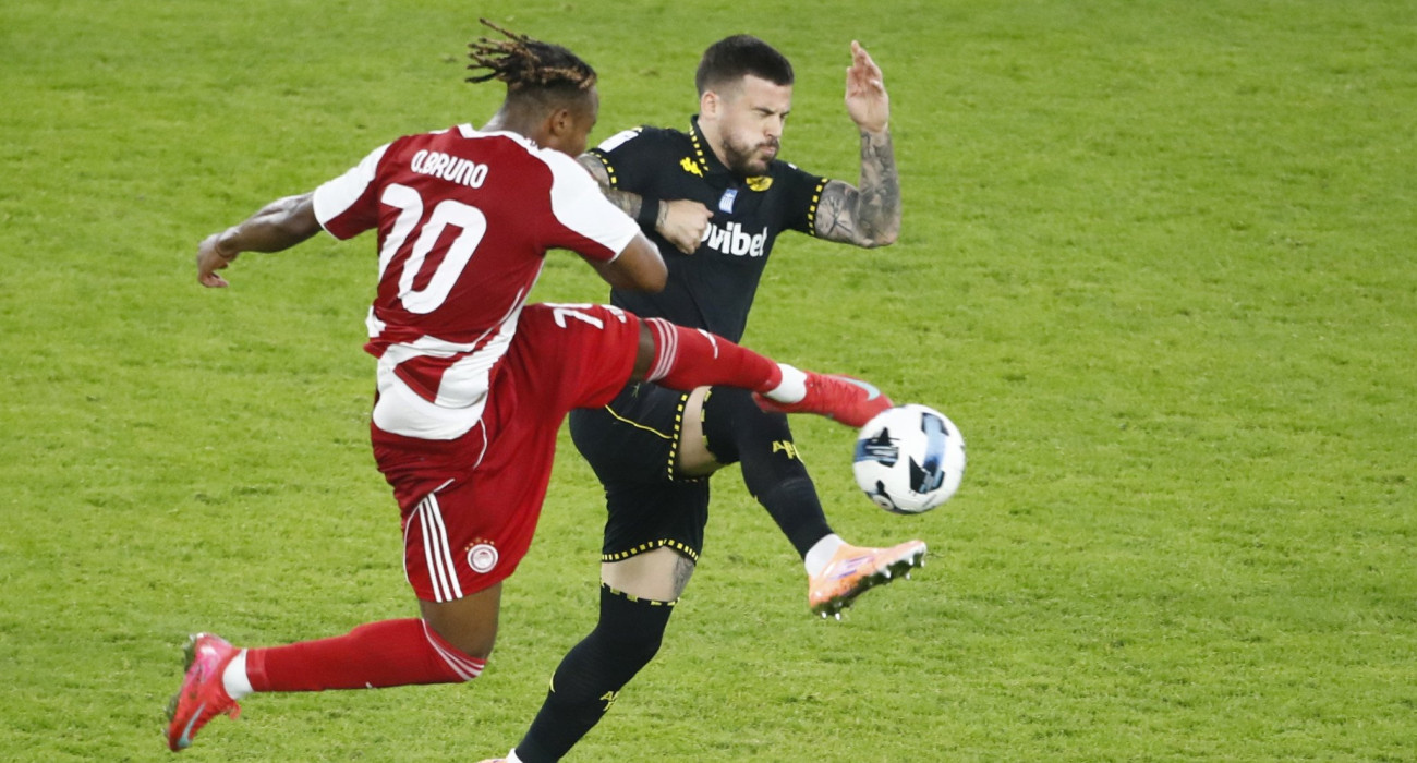 Ο Πέρεθ σε μονομαχία με τον Μπρούνο στον αγώνα με τον Ολυμπιακό/Πηγή: Eurokinissi