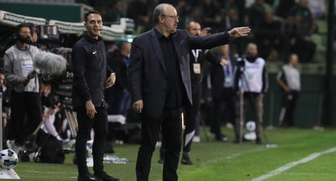 Ο Ράφα Μπενίτεθ στο παιχνίδι του Παναθηναϊκού με τον ΠΑΟΚ / Πηγή: InTime