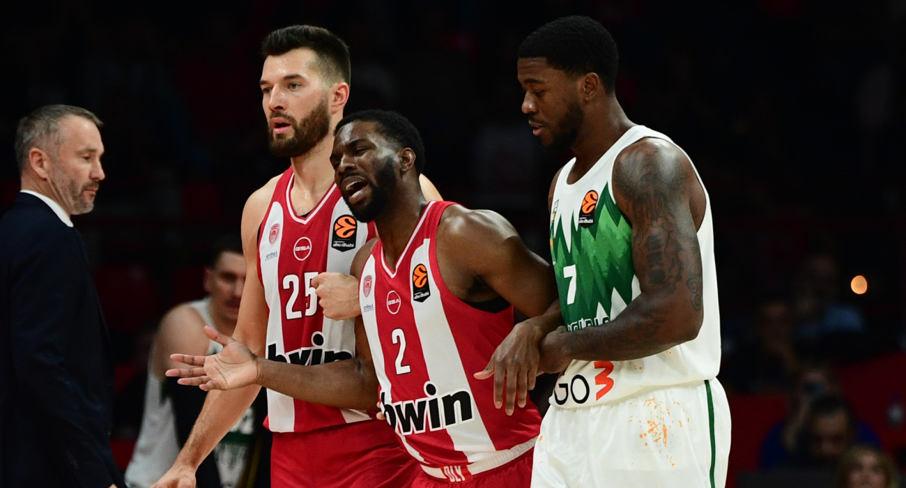 Η σοκαριστική στιγμή όπου ο Κίναν Έβανς αποχωρεί υποβασταζόμενος από το ΣΕΦ, Πηγή: Eurokinissi