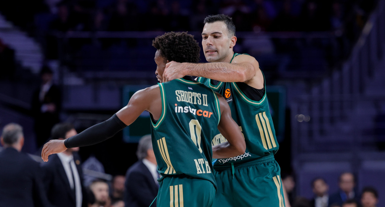 Ο Τι Τζέι Σορτς πανηγυρίζει με τον Κώστα Σλούκα/Πηγή: Eurokinissi