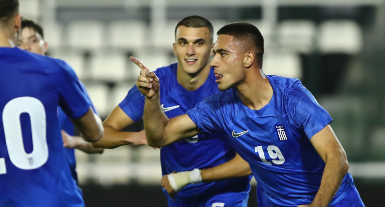 Οι ποδοσφαιριστές της εθνικής Ελπίδων πανηγυρίζουν / Πηγή: Eurokinissi