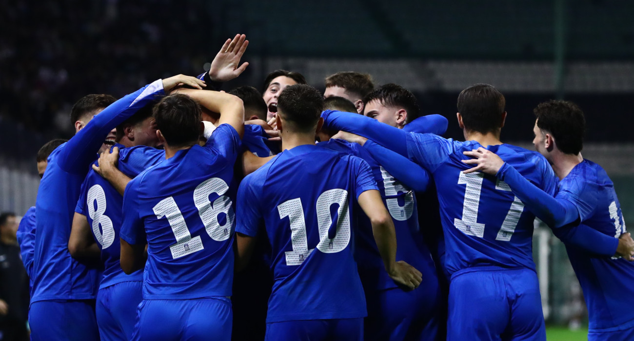 Οι ποδοσφαιριστές της εθνικής Ελπίδων πανηγυρίζουν / Πηγή: Eurokinissi