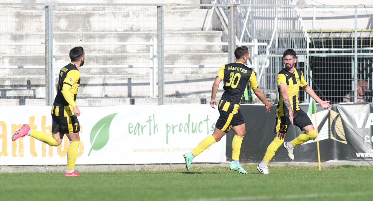 Οι ποδοσφαιριστές της Αναγέννησης Καρδίτσας πανηγυρίζουν / Πηγή: Eurokinissi