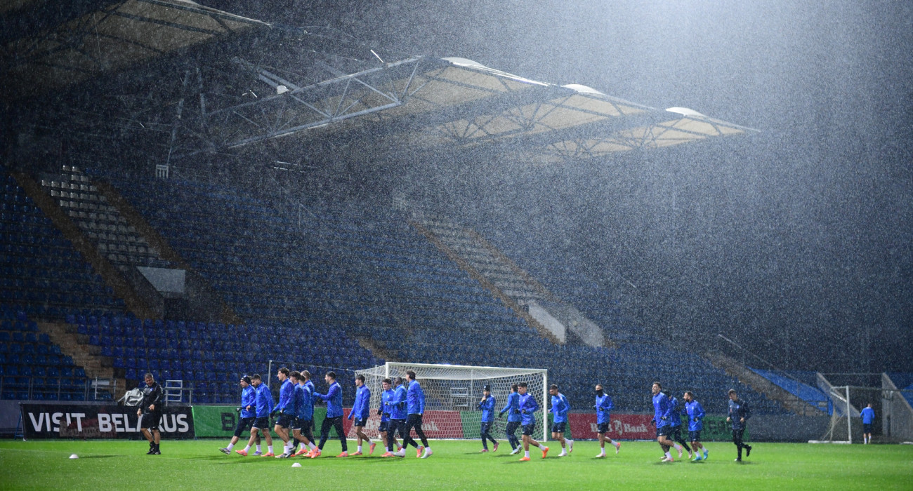 Οι παίκτες της Εθνικής Ελλάδας κάνουν προπόνηση υπό καταρρακτώδη βροχή / Πηγή: Eurokinissi