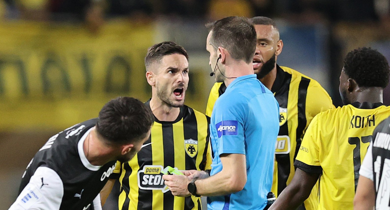 Οι παίκτες της ΑΕΚ διαμαρτύρονται / Πηγή: Intime