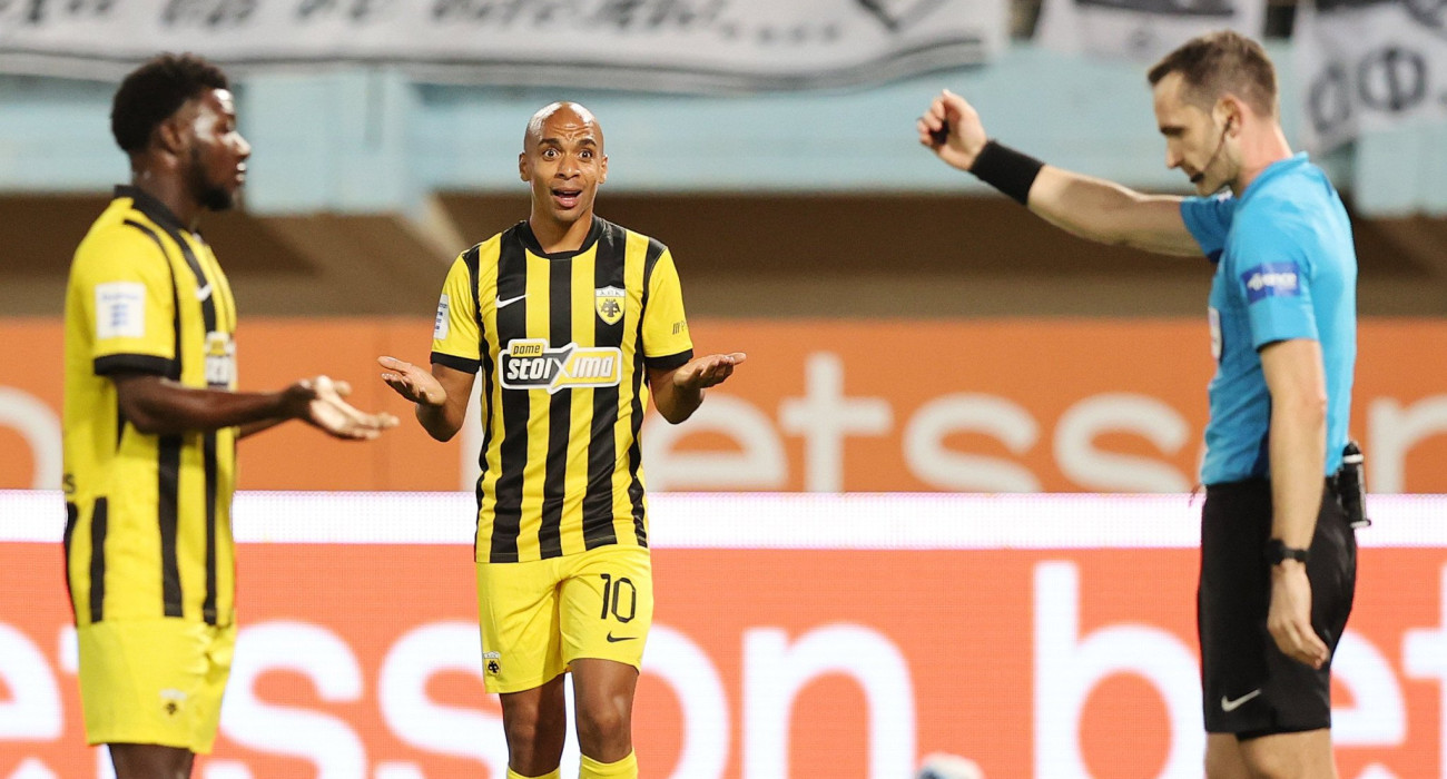 Ο Ζοάο Μάριο διαμαρτύρεται στον διαιτητή Τσακαλίδη / Πηγή: Intime