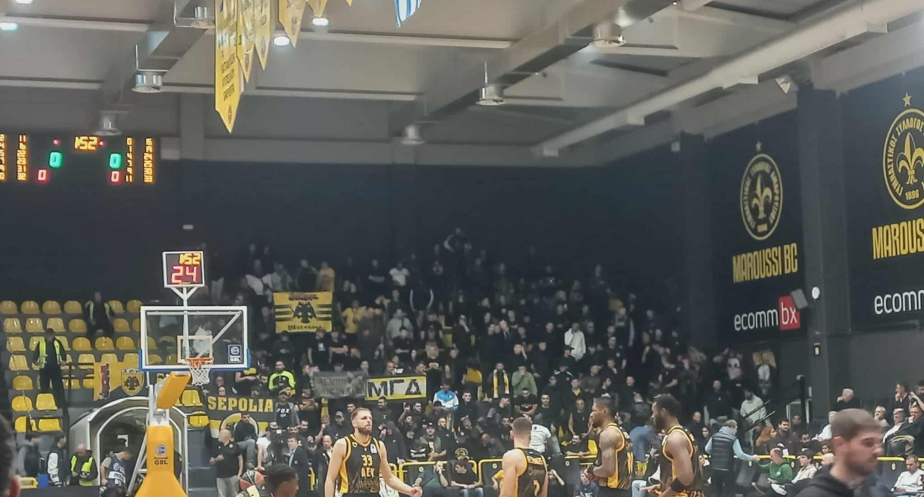 Δυναμική παρουσία του κόσμου της ΑΕΚ στο Μαρούσι (video)