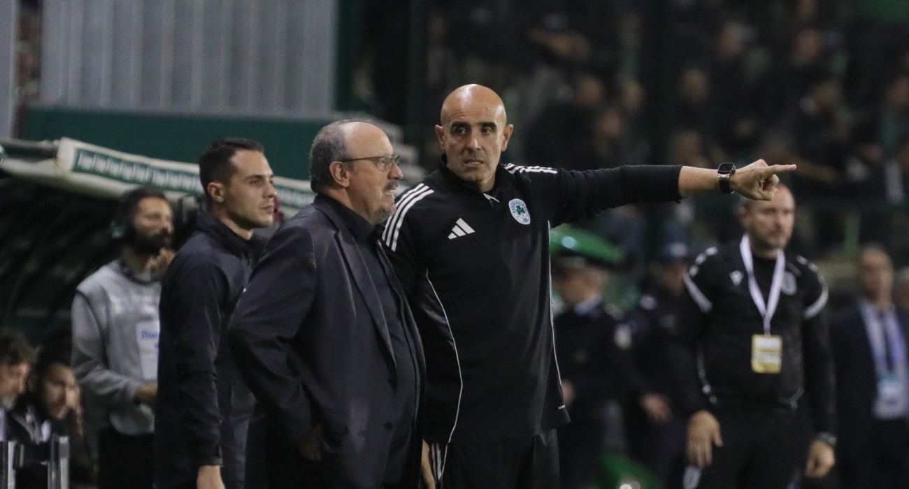 Ο Ράφα Μπενίτεθ με τους συνεργάτες του στο Παναθηναϊκός-ΠΑΟΚ / Πηγή: Eurokinissi