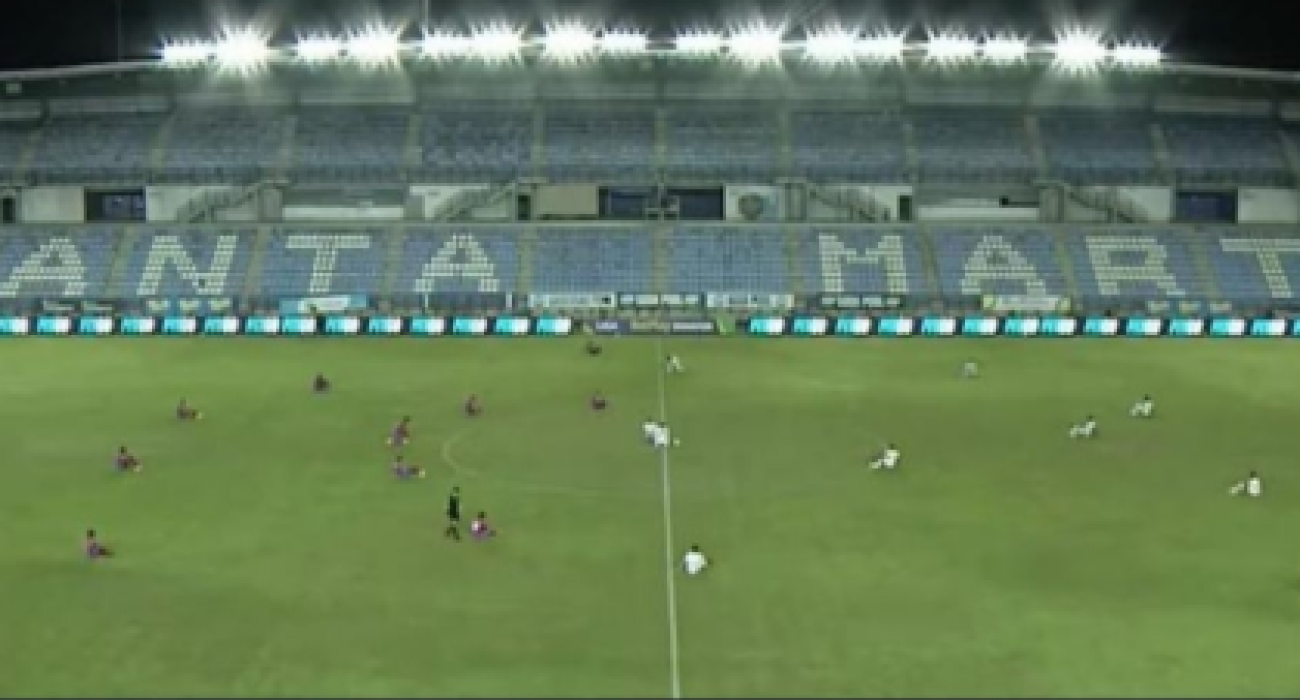 Ποδοσφαιριστές στην Κολομβία ξαπλώνουν στο χορτάρι σε ένδειξη διαμαρτυρίας / Screenshot