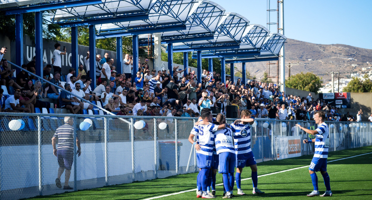 Οι ποδοσφαιριστές της Ελλάς Σύρου πανηγυρίζουν στο γήπεδό τους / Πηγή: Eurokinissi