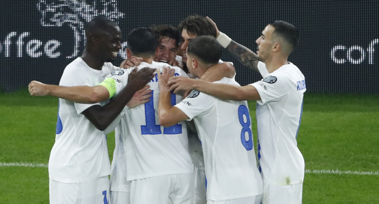 Οι ποδοσφαιριστές της Εθνικής Ελλάδας πανηγυρίζουν τη νίκη επί της Σκωτίας / Πηγή: Eurokinissi