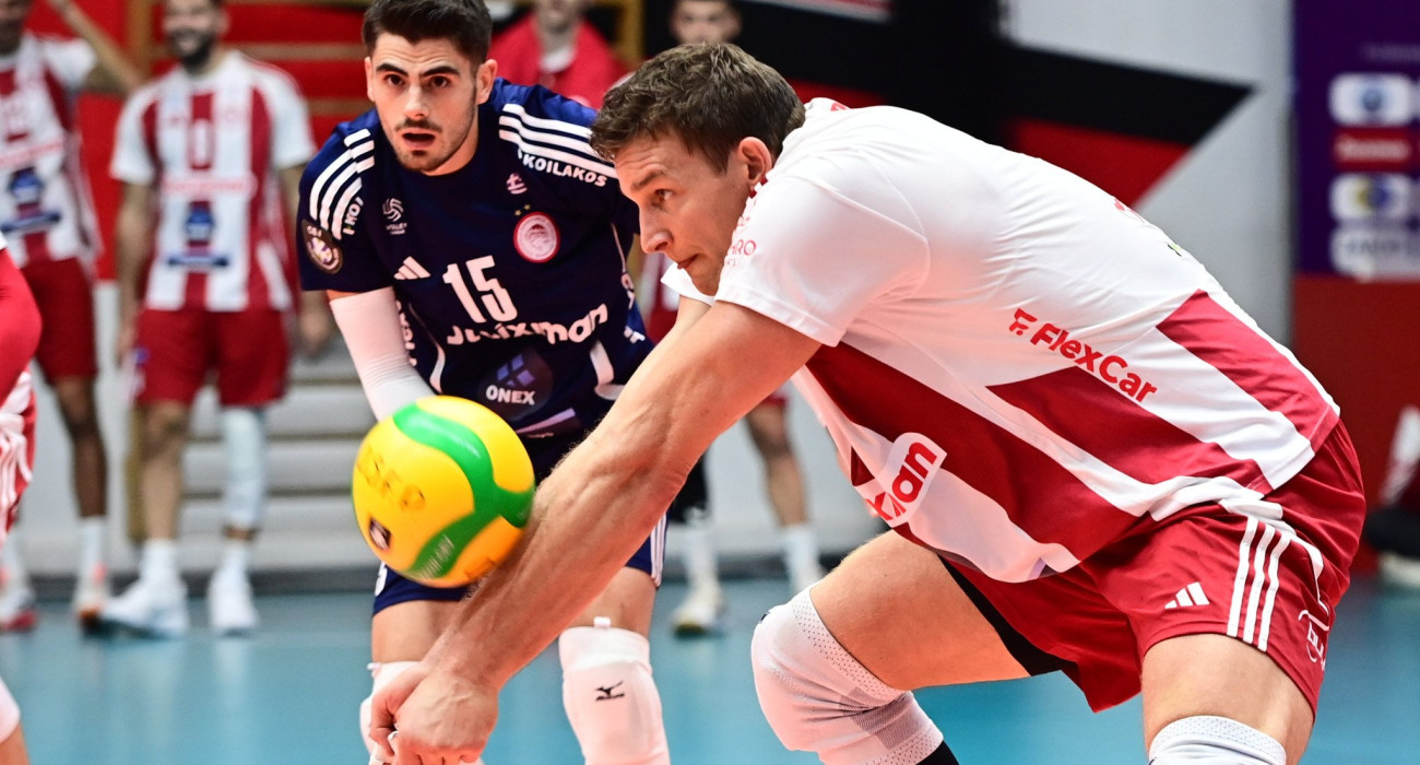 Ο Φρομ κι ο Τζιάβρας σε ματς του Ολυμπιακού / Πηγή: Eurokinissi