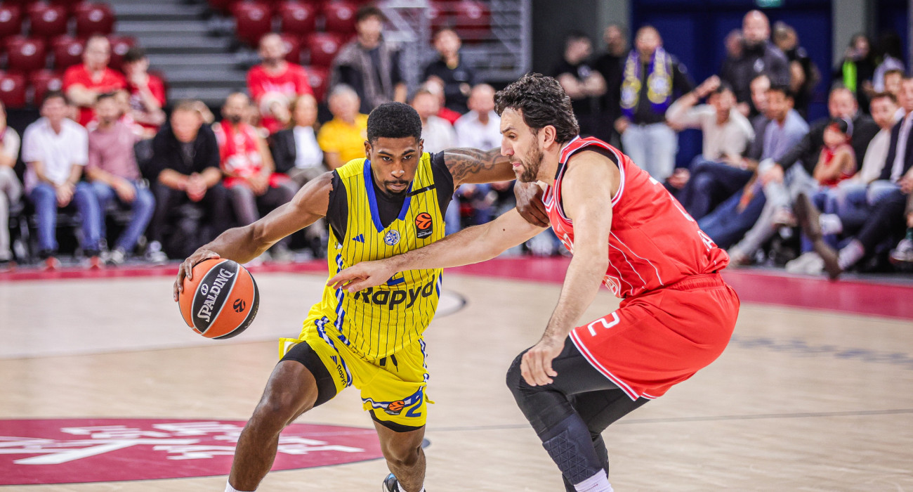 Φάση από τον αγώνα της Χάποελ με τη Μακάμπι για τη EuroLeague/Photo by Yulian Todorov/Euroleague Basketball via Getty Images