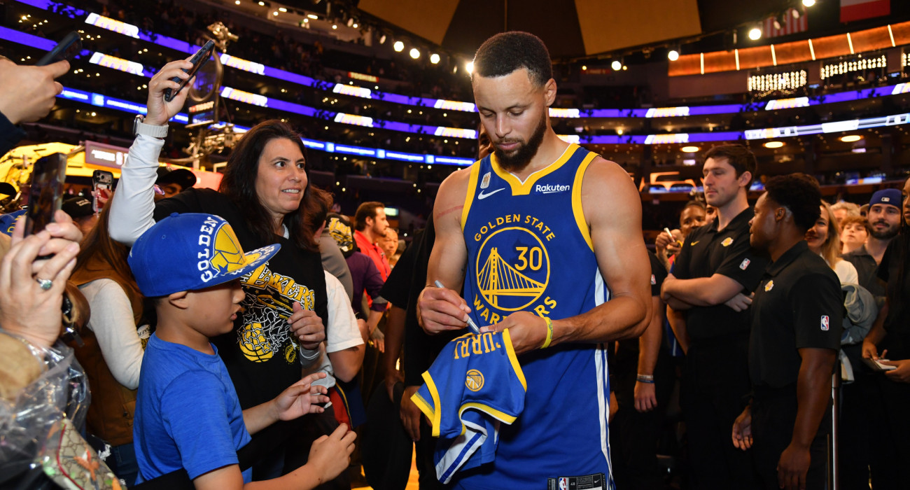 Ο Στέφεν Κάρι υπογράφει αυτόγραφα σε φαν των Γκόλντεν Στέιτ Γουόριορς / Πηγή: Juan Ocampo/NBAE via Getty Images / Ideal Images
