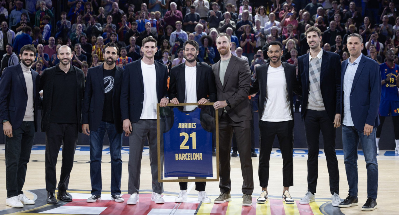 Οι θρύλοι σε παράταξη και ο βραβευμένος Άλεξ Αμπρίνες στο επίκεντρο / Πηγή: Rodolfo Molina / Euroleague Basketball via Getty Images / Ideal