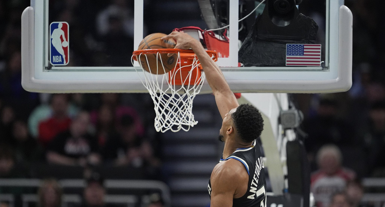 Ο Γιάννης Αντετοκούνμπο καρφώνει εντυπωσιακά/Photo by Patrick McDermott/Getty Images