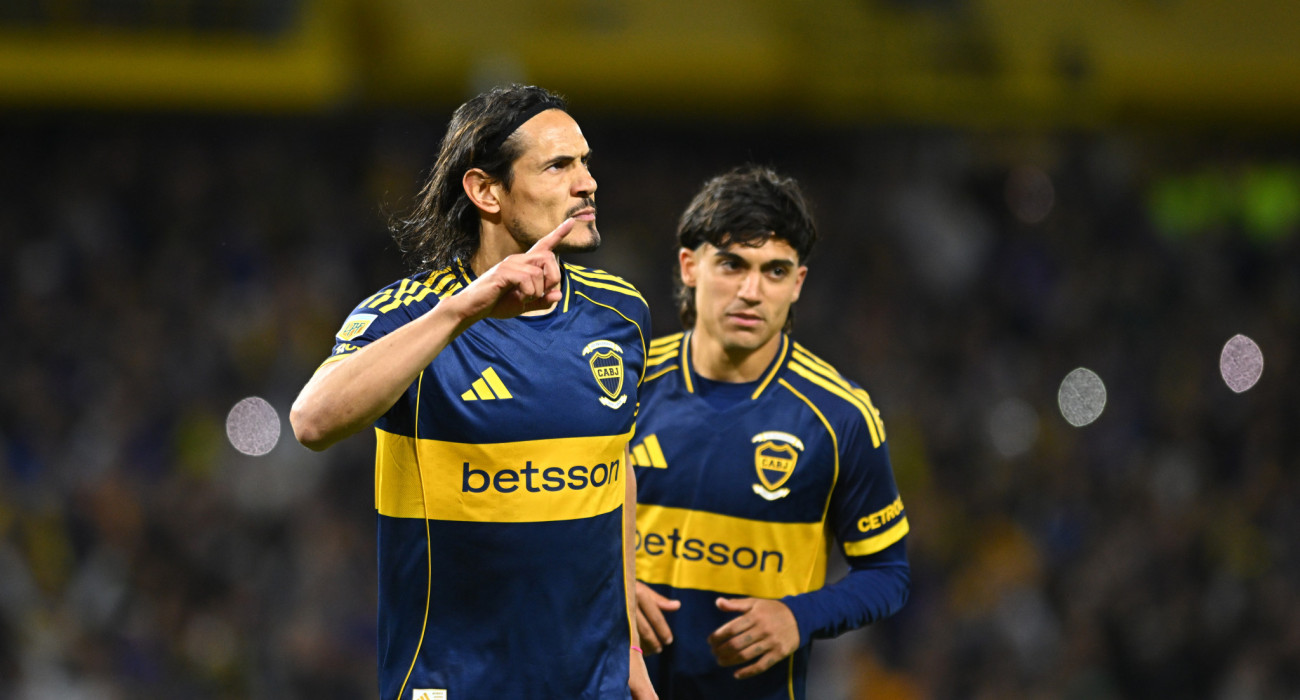 O Έντινσον Καβάνι πανηγυρίζει γκολ από τη βούλα του πέναλι /  Πηγή: Getty Images