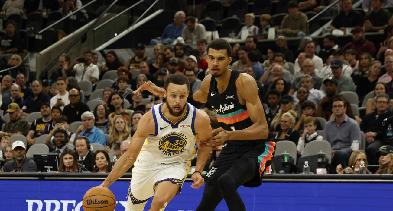 Ο Στέφεν Κάρι και ο Βίκτορ Γουεμπανιαμά/Photo by Ronald Cortes/Getty Images