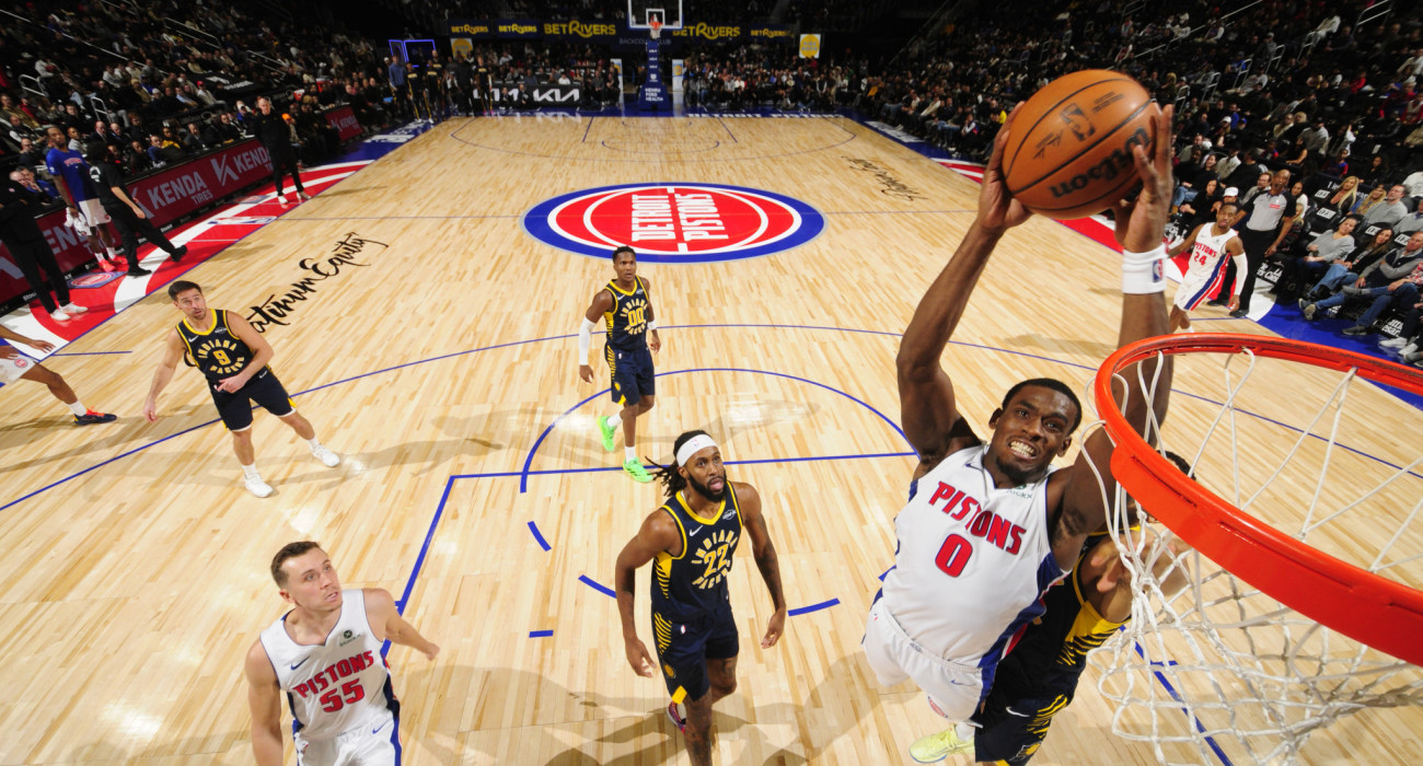 Ο Τζέιλεν Ντούρεν καρφώνει κατά τη διάρκεια του αγώνα των Ντιτρόιτ Πίστονς με τους Ιντιάνα Πέισερς/Photo by Brian Sevald/NBAE via Getty Images