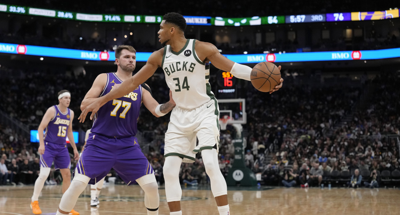 Ο Λούκα Ντόντσιτς μαρκάρει τον Γιάννη Αντετοκούνμπο/Photo by Patrick McDermott/Getty Images