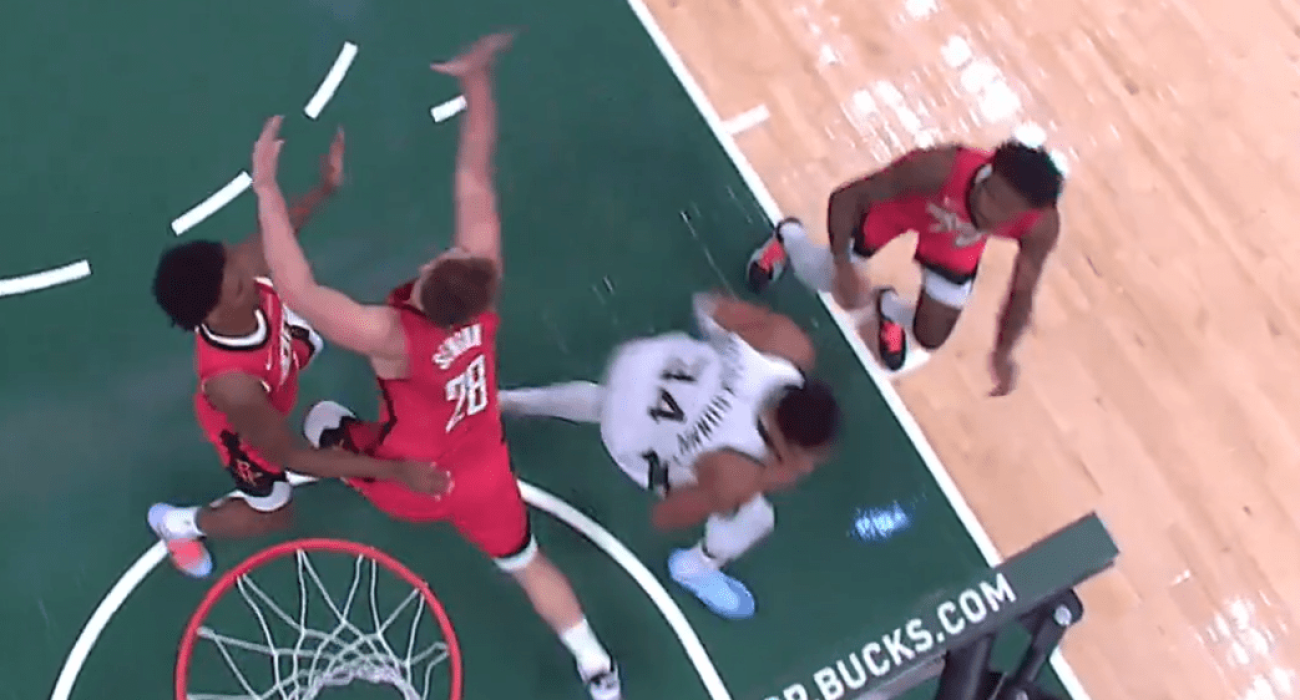 «Χόρεψε» τον Τούρκο σέντερ ο Γιάννης / Πηγή: Bucks' s - Screenshot