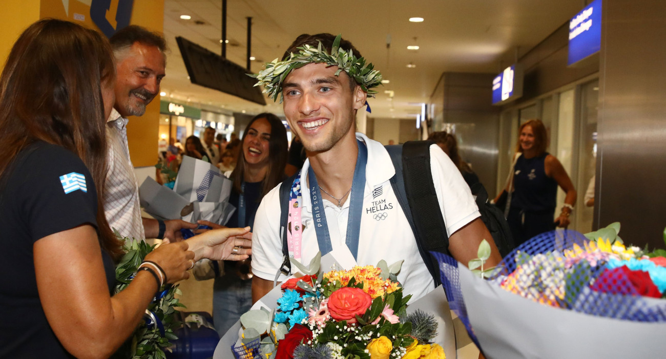 Ο Πέτρος Γκαϊδατζής στο «Ελ. Βενιζέλος» μετά την κατάκτηση του χάλκινου μεταλλίου στους Ολυμπιακούς Αγώνες του Παρισιού / Πηγή: Intime