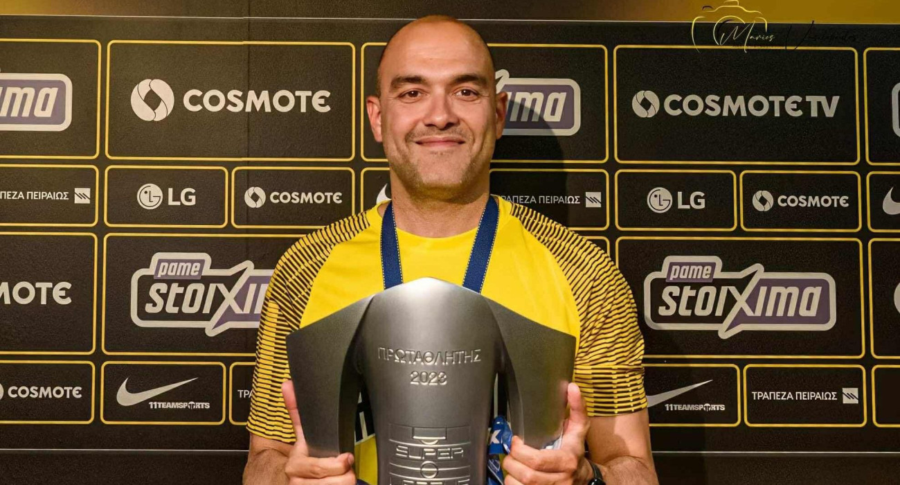 Ο Χάρης Λάλος με τον τίτλο του 2023 / Πηγή: Intime