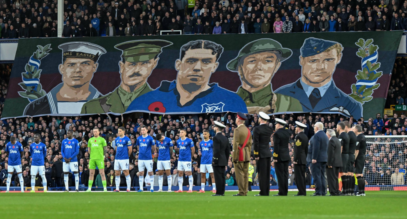 Οι παίκτες της Έβερτον κατά την διάρκεια του ενός λεπτού σιγή για την «Remembrance Sunday» / Πηγή: Imago