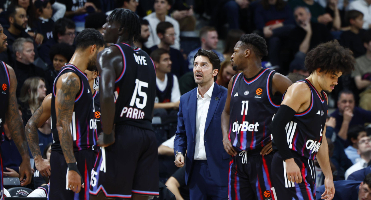 Ο Φραντσέσκο Ταμπελίνι και γύρω γύρω οι παίκτες του στην Παρί / Πηγή: Imago