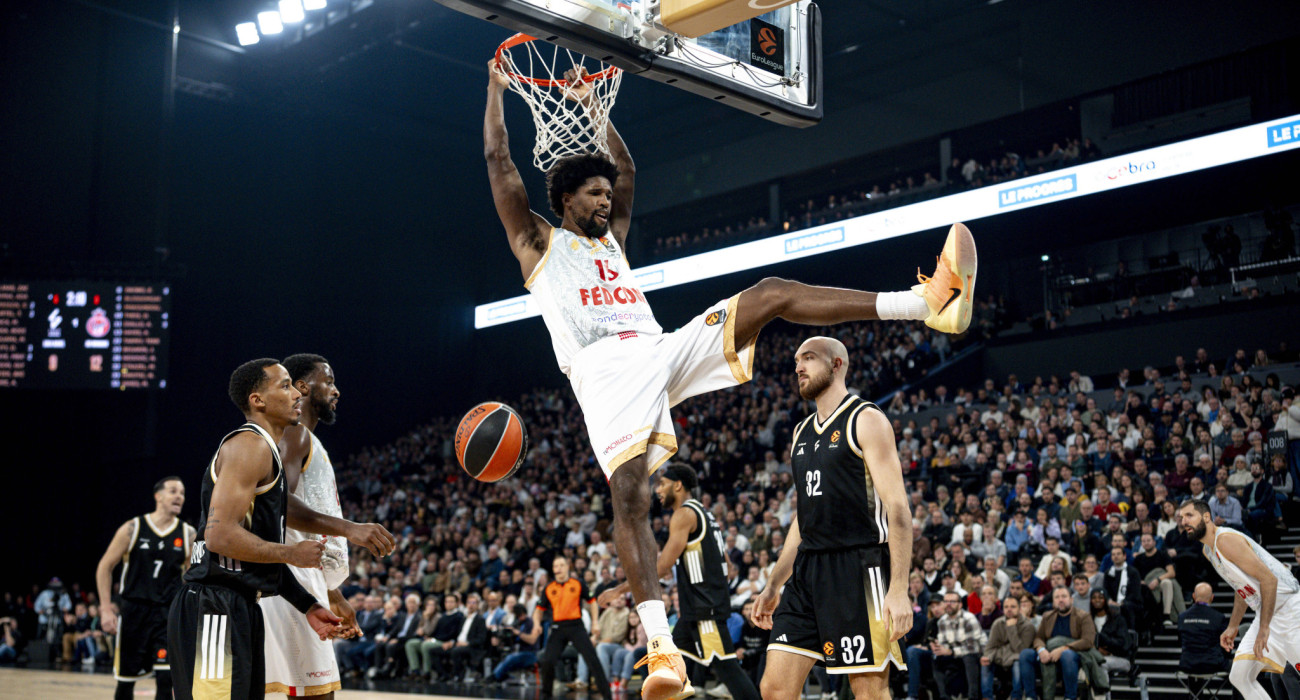 Ο Κεβάριους Χέις της Μονακό καρφώνει στο καλάθι της Βιλερμπάν / Πηγή: Imago