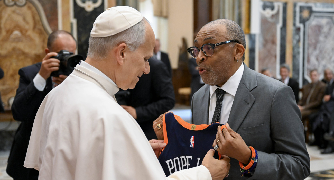 Ο Σπάικ Λι δίνει τον Πάπα τη φανέλα των Νικς / Πηγή: Imago