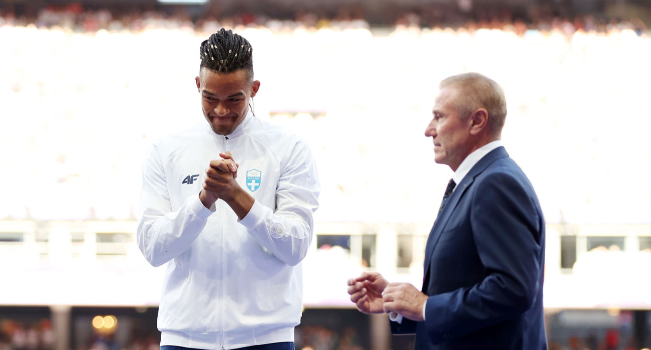 Οι Εμμανουήλ Καραλής και Σεργκέι Μπούμπκα στην απονομή μεταλλίων των Ολυμπιακών του Παρισιού το 2024 / Πηγή: Intime