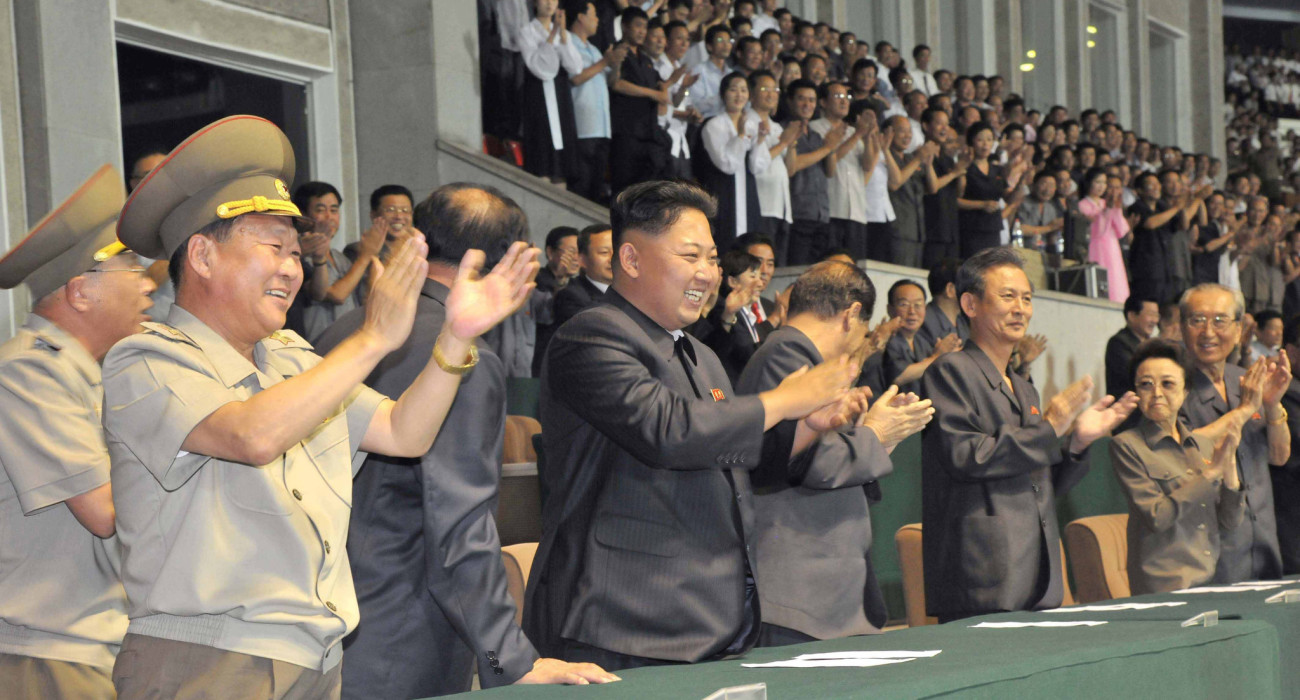 Ο Κιμ Γιονγκ Ουν παρακολουθεί αγώνα ποδοσφαίρου στην Βόρεια Κορέα / Πηγή: Imago