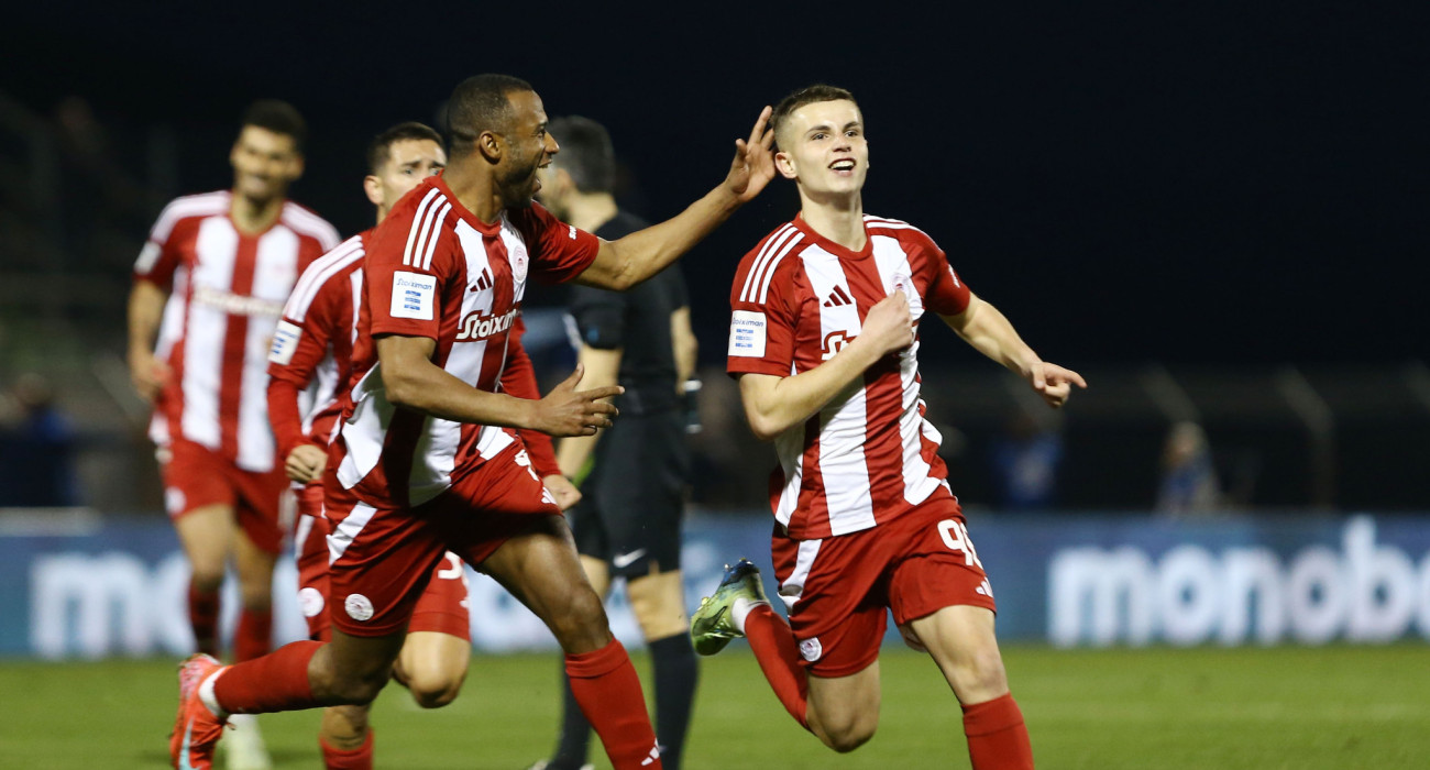 O Χρήστος Μουζακίτης και οι συμπαίκτες του στον Ολυμπιακό πανηγυρίζουν / Πηγή: Intime