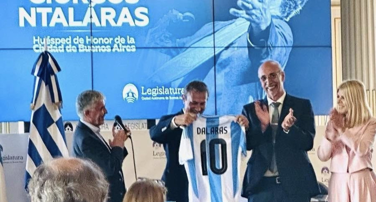 Ο Γιώργος Νταλάρας με τη φανέλα της Αργεντινής / Πηγή: Facebook