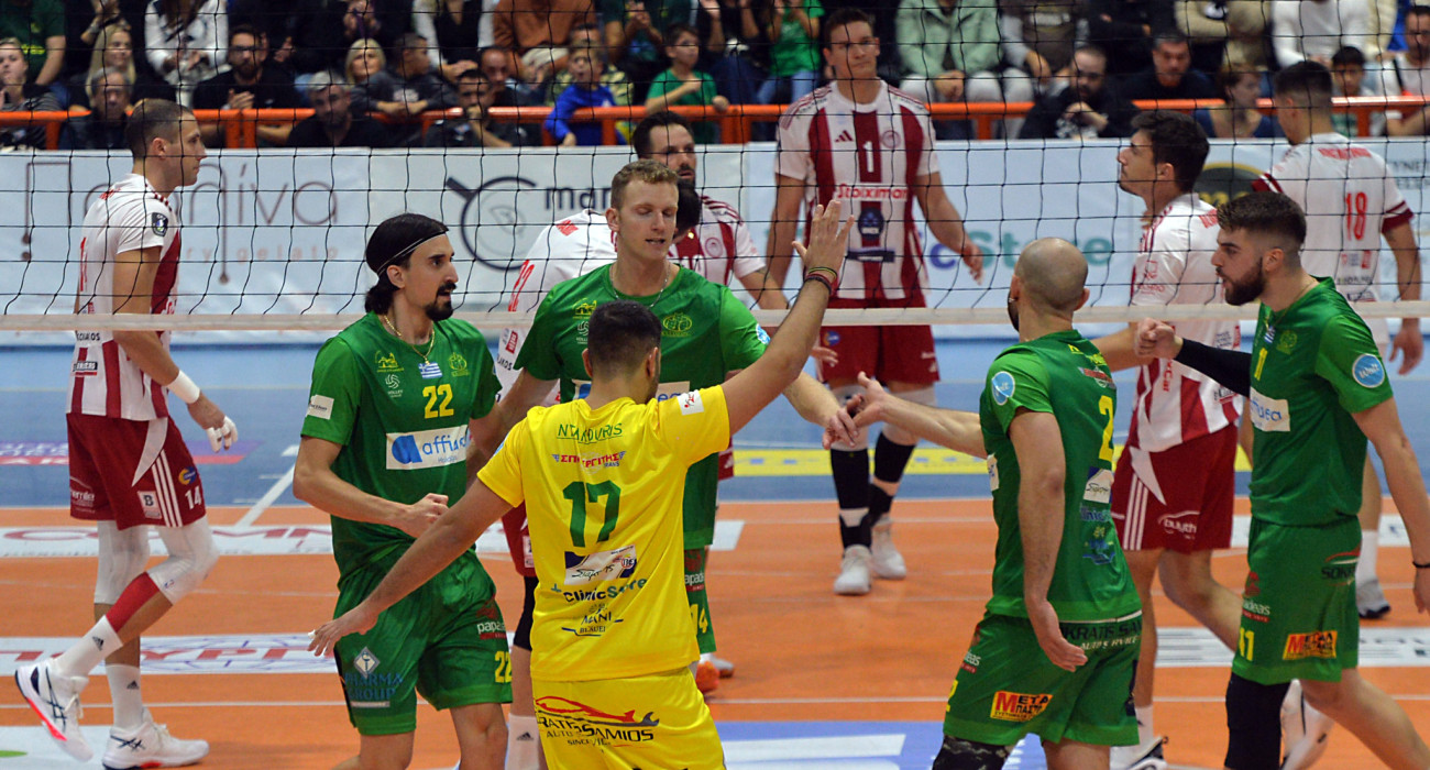 Η ομάδα της Καλαμάτας στο ματς με τον Ολυμπιακό / Πηγή: Eurokinissi