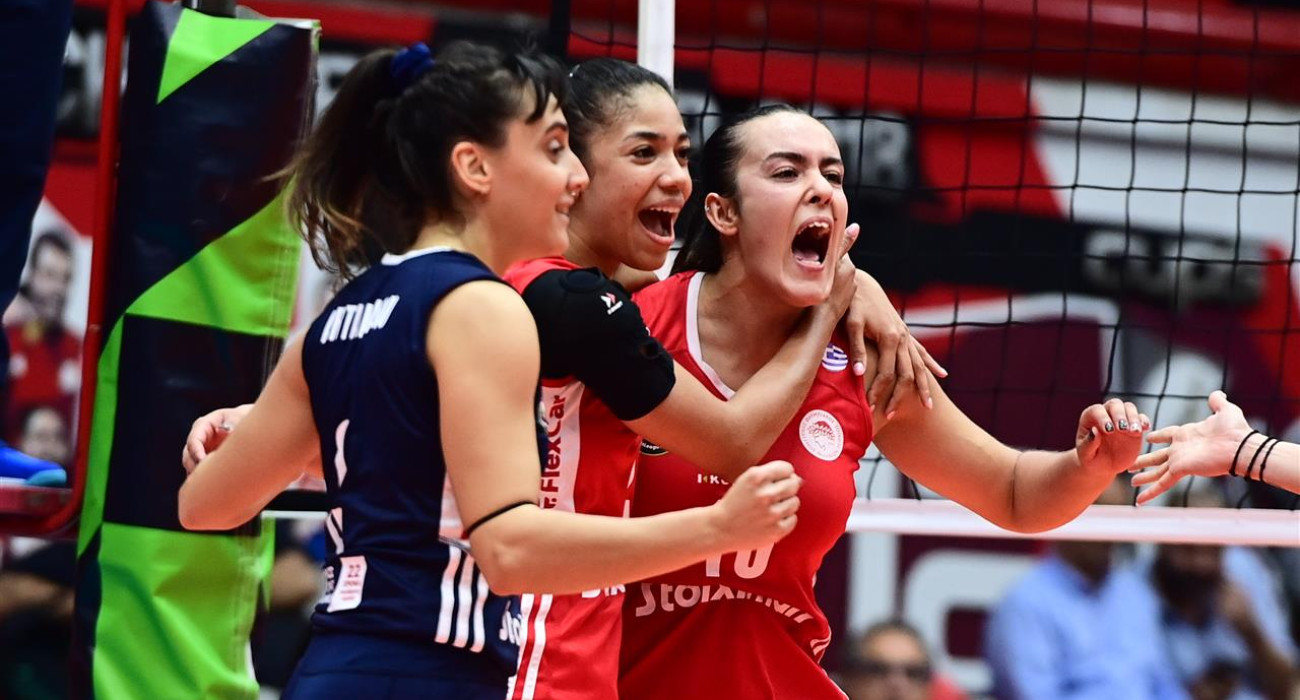 Οι Κόνεο, Αμπντεραχίμ και Αρτακιανού πανηγυρίζουν / Πηγή: CEV Champions League Women