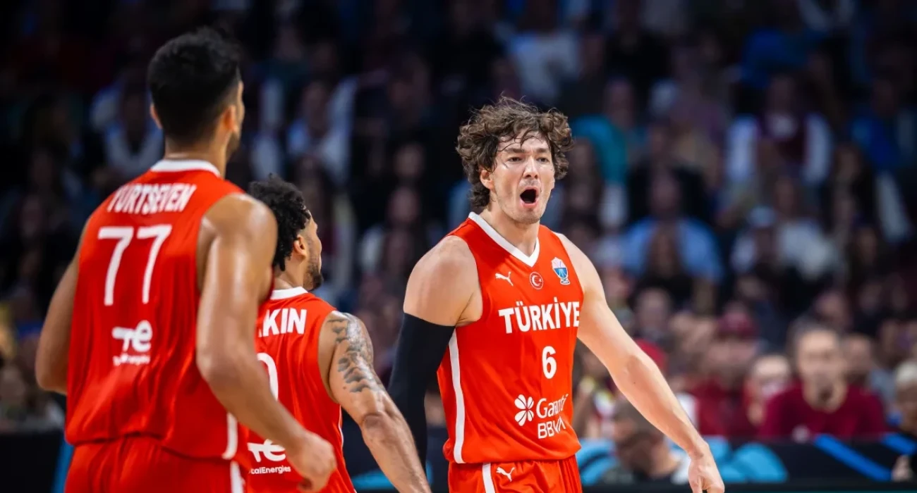 Ο Τζέντι Οσμάν και ο Ομέρ Γιουρτσέβεν / Πηγή: FIBA Basketball