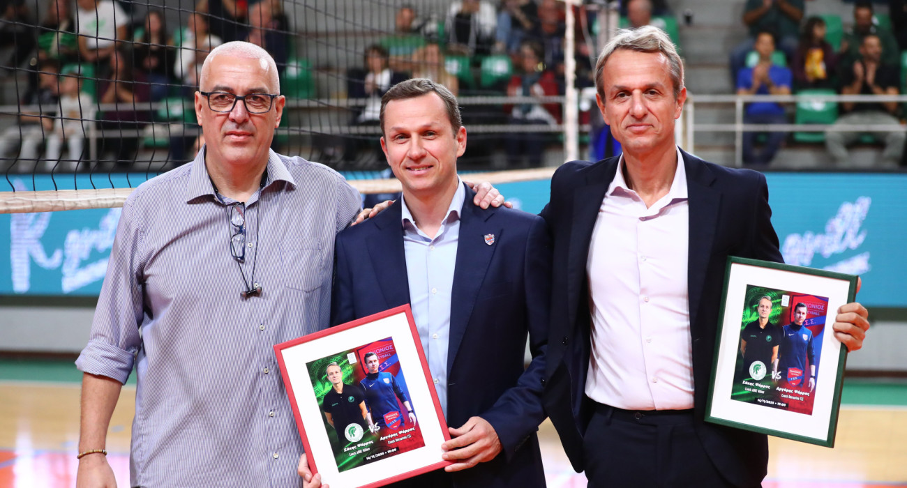 Η αναμνηστική πλακέτα-φωτογραφία στον Αργύρη και τον Σάκη Ψάρρα από τον Γενικό Γραμματέα του ΑΟΝΣ Μίλων / Πηγή: Intime