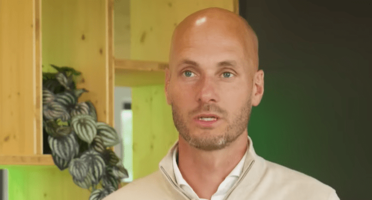 Ο Πολ Σιμόνις / Screenshot