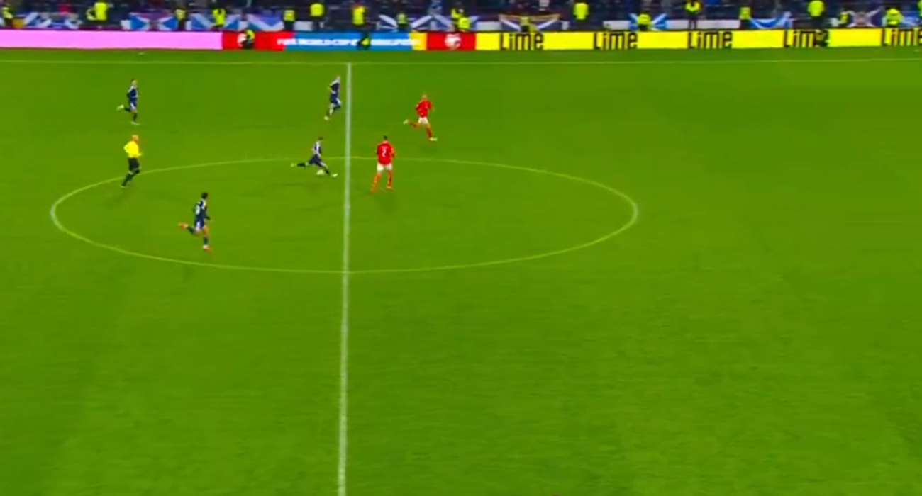 Ασύλληπτο γκολ της Σκωτίας στο 98ο λεπτό πίσω από τη σέντρα (video)