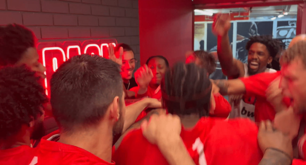 Το φατούρο - καλωσόρισμα των παικτών του Ολυμπιακού στον Έβανς/printscreen