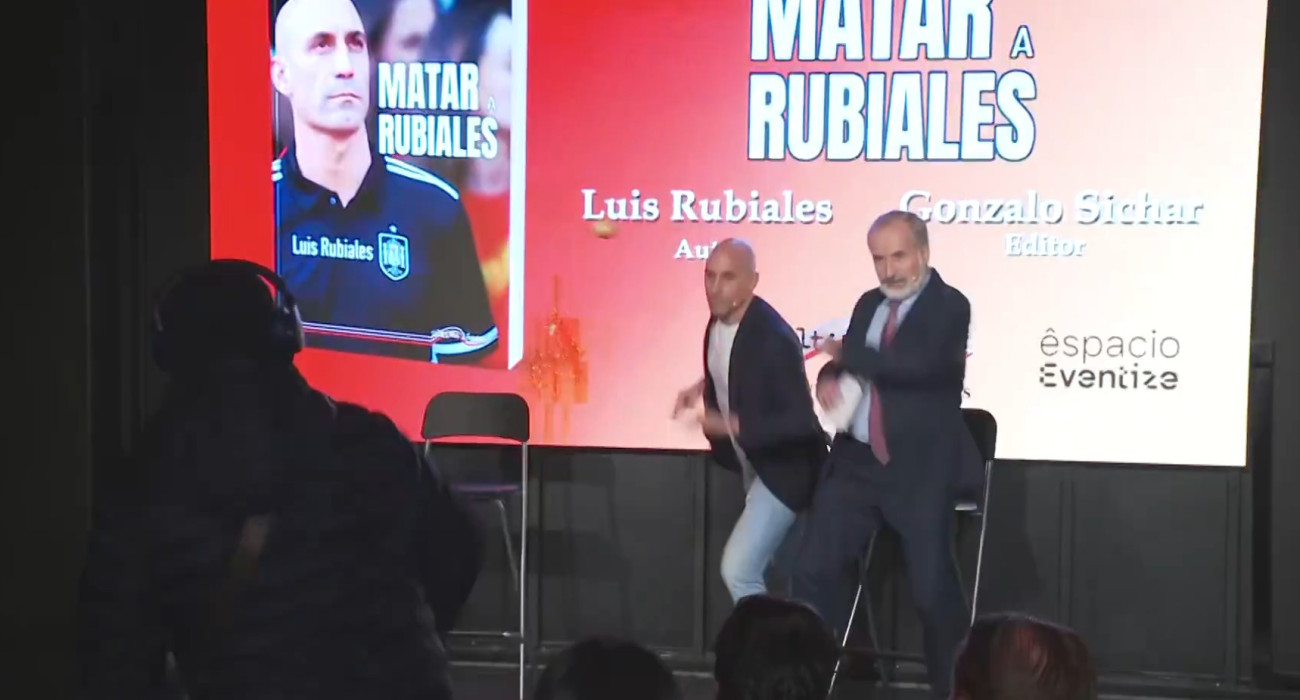 Ο Λουίς Ρουμπιάλες δέχτηκε αυγά από τον θείο του κατά τη διάρκεια παρουσίασης βιβλίου στη Μαδρίτη! (video)