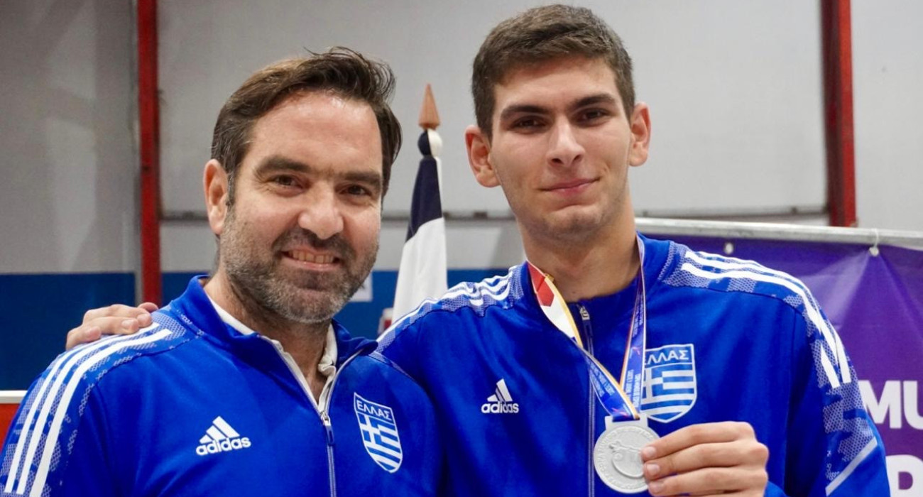 Ο Αρτέμιος Τζοβάνης με το αργυρό μετάλλιο στο Παγκόσμιο Κύπελλο νέων / Πηγή: ΕΟΞ